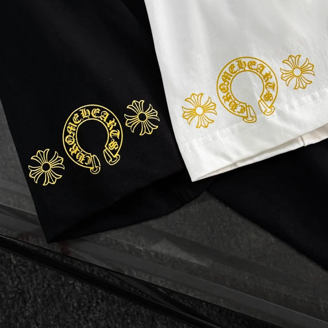 P170 Chrome Hearts 25 high-end versions. The fabric is made of 300 grams of high-density pure cotton. It does not deform or shrink. It has three labels. It is the same style for men and women. Technology: suede foaming + digital printing. Color: white, black. SIZE: S-XL.